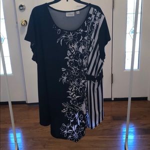 Short sleeve tunic with belt accent